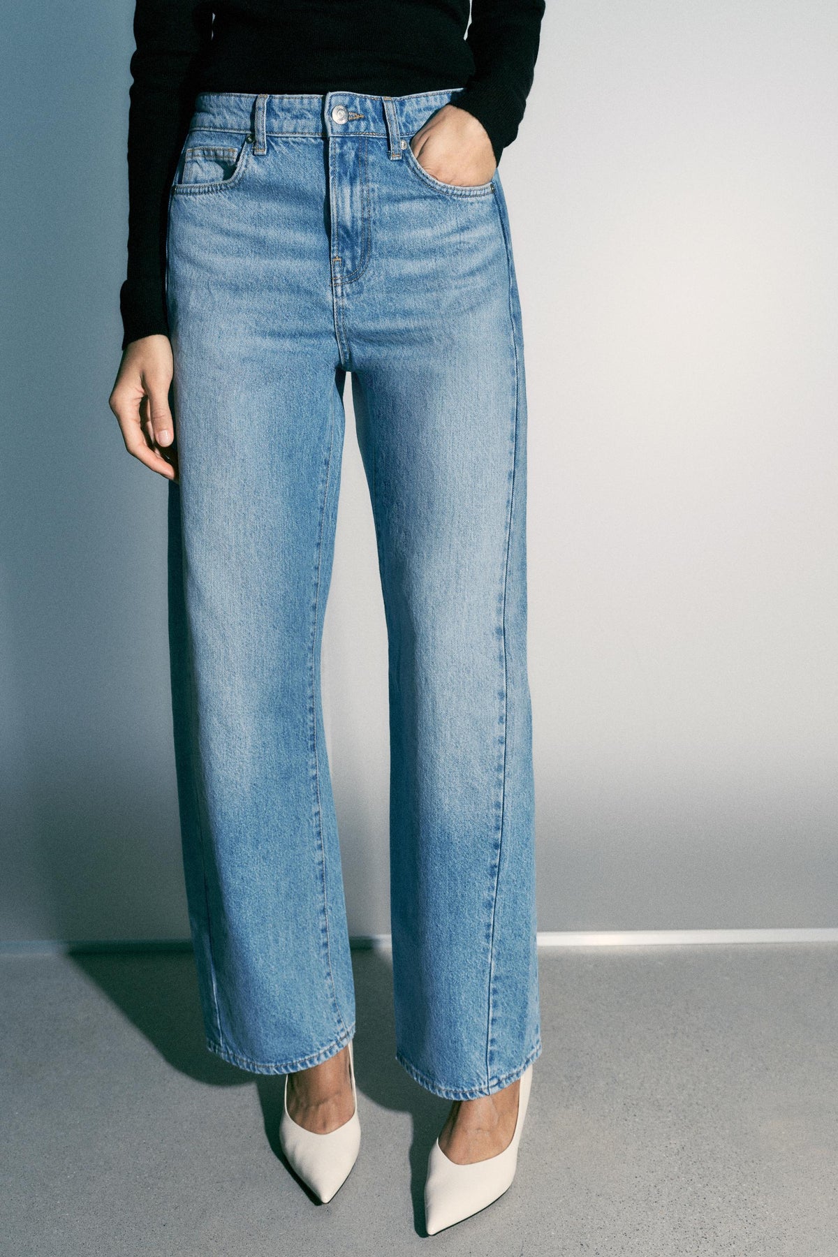 HIGH-WAIST BARREL JEANS